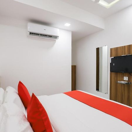 Oyo 49805 The Midway Sky Hotel Gandhinagar Exterior foto