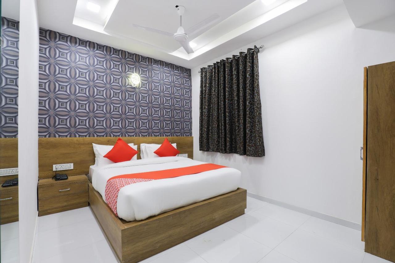Oyo 49805 The Midway Sky Hotel Gandhinagar Exterior foto