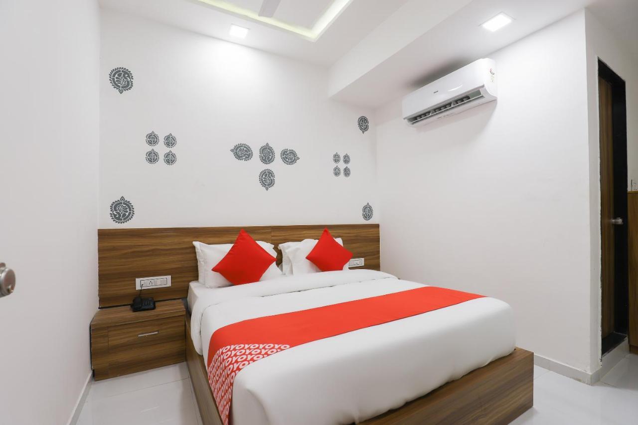 Oyo 49805 The Midway Sky Hotel Gandhinagar Exterior foto