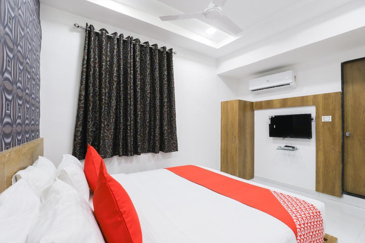 Oyo 49805 The Midway Sky Hotel Gandhinagar Exterior foto