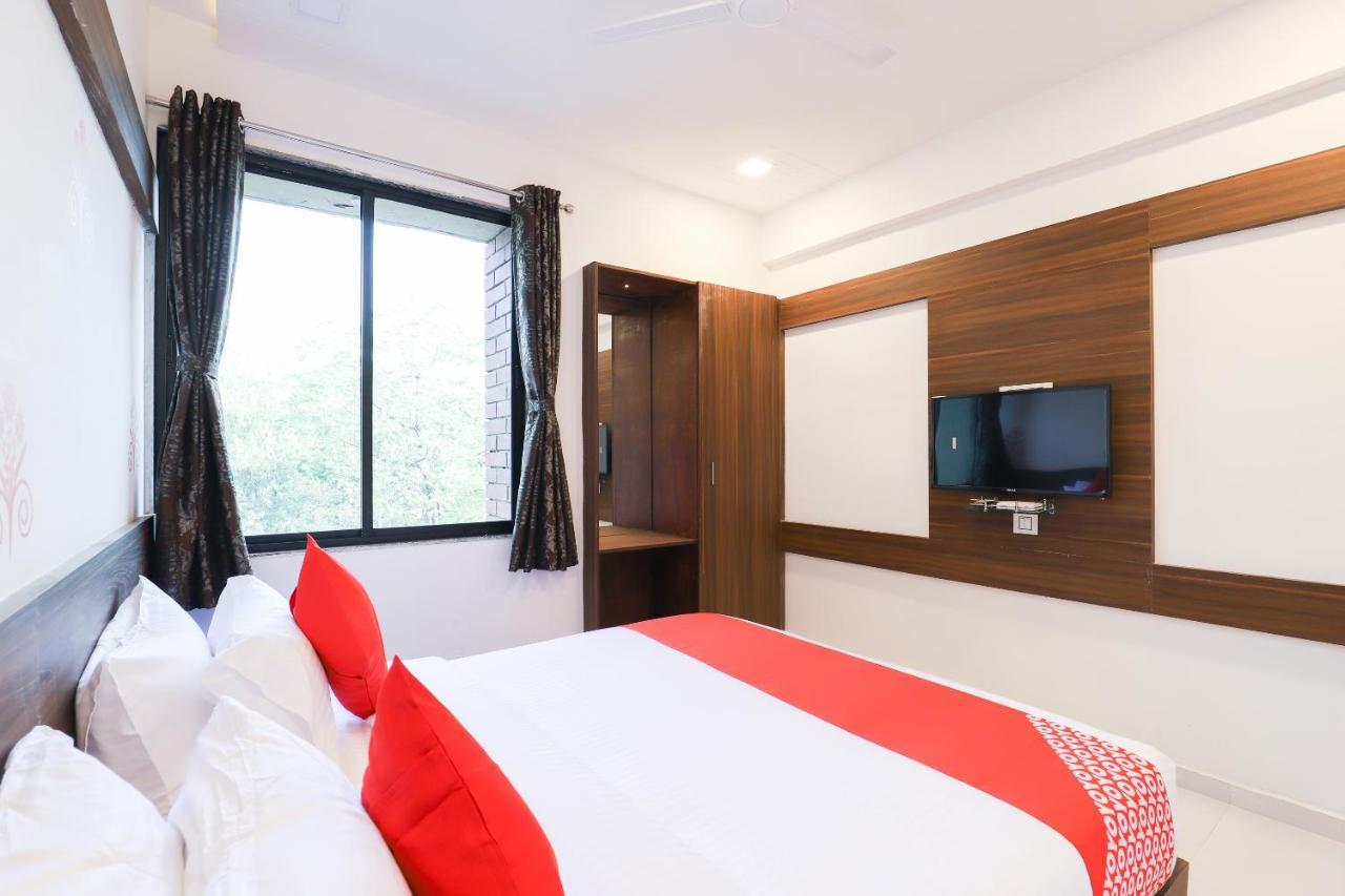 Oyo 49805 The Midway Sky Hotel Gandhinagar Exterior foto