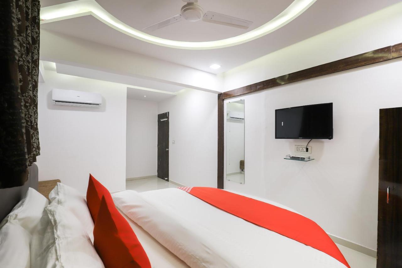 Oyo 49805 The Midway Sky Hotel Gandhinagar Exterior foto
