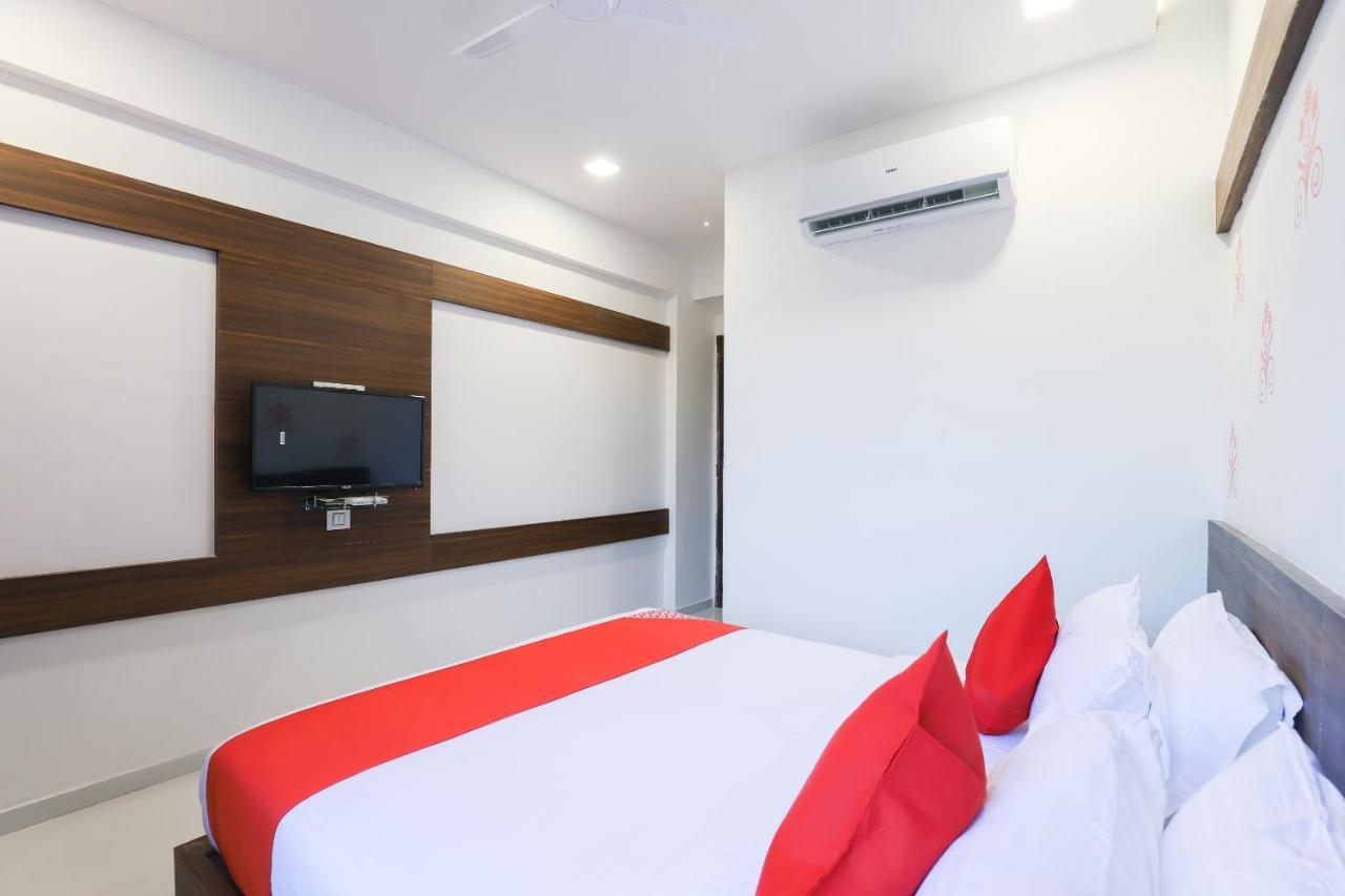 Oyo 49805 The Midway Sky Hotel Gandhinagar Exterior foto