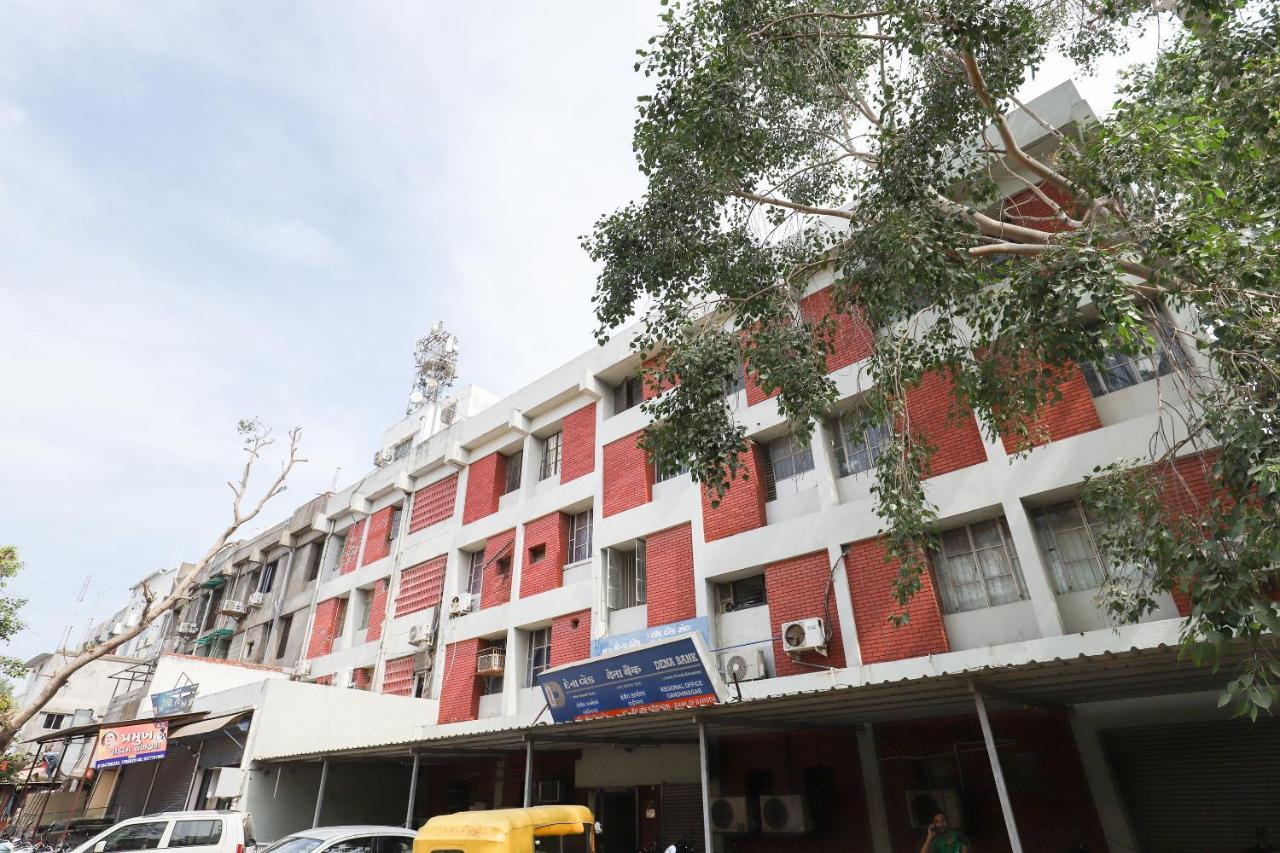 Oyo 49805 The Midway Sky Hotel Gandhinagar Exterior foto